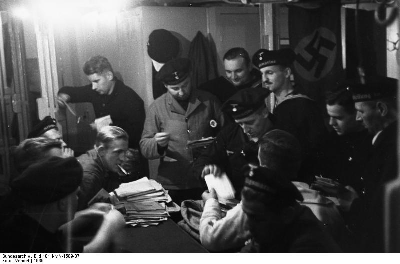 Bundesarchiv_Bild_101II-MN-1589-07,_V-P-Boot,_Leben_an_Bord.jpg