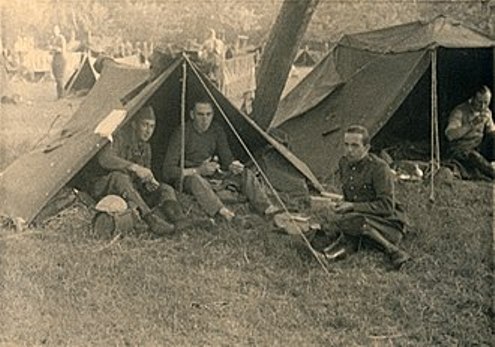 1940_Fin_Mai_début_Juin_-_Camp_de_prisonniers_d'ysendyk_-_Pays-Bas_(1).jpg