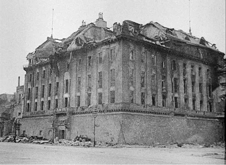 463852446-hotel-adlon-capitulation-berlin-mitte-decombres.jpg