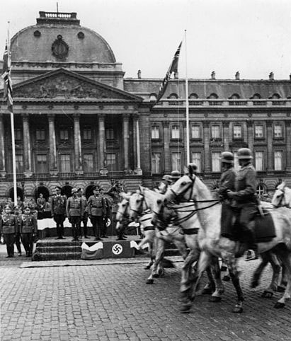 Bundesarchiv_Bild_146-1975-021-20,_Belgien,_Brüssel,_Parade_vor_dem_Schloss.jpg