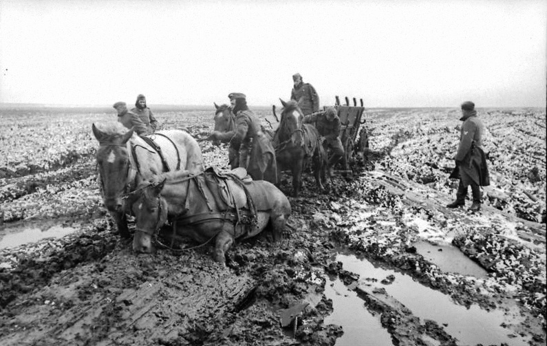 Bundesarchiv_Bild_101I-289-1091-26,_Russland,_Pferdegespann_im_Schlamm.jpg