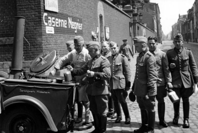5edf9ed2d5a96_bundesarchiv_bild_121-0464_lille_essensausgabe_an_polizisten-4851244.jpg