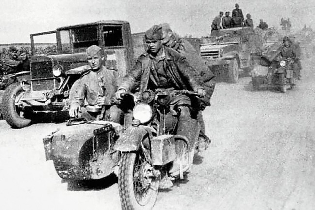 64cc5d7cfdff36569b4a4c99Motocyclistes soviétiques en 40-45.jpg