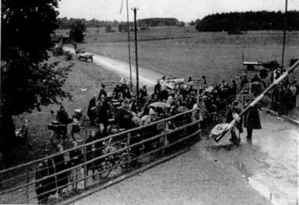 Bild 5. Fahy. Flüchtlinge an der Grenze 1944-web.jpg