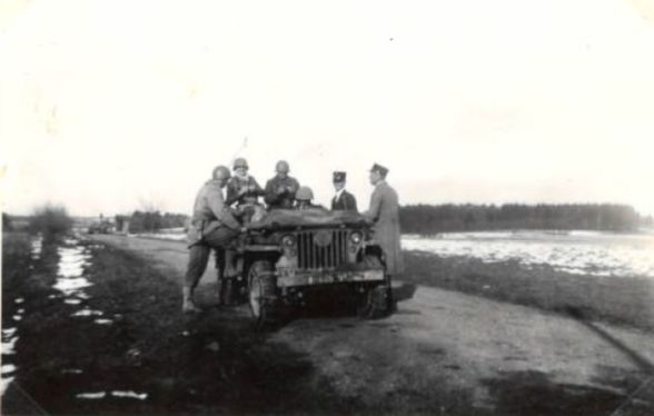 Bild 6. Fahy. Frz. Sdt mit Jeep und CH-Zoll 2 1944-web.jpg