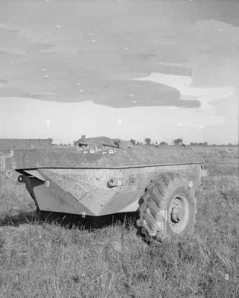 l-armee-britannique-en-france-1944-un-char-churchill-crocodile-lance-flammes-lors-d-une-manifestation-le-25-aout-1944-gros-plan-de-la-remorque-carburant-armee-britannique-2wybe06.jpg