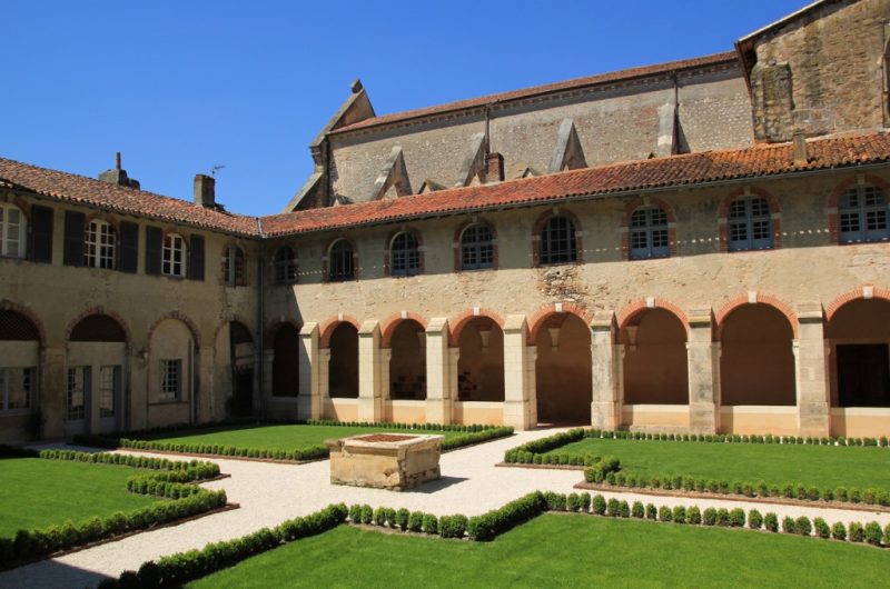 Cloitre-de-l-abbaye-.jpg