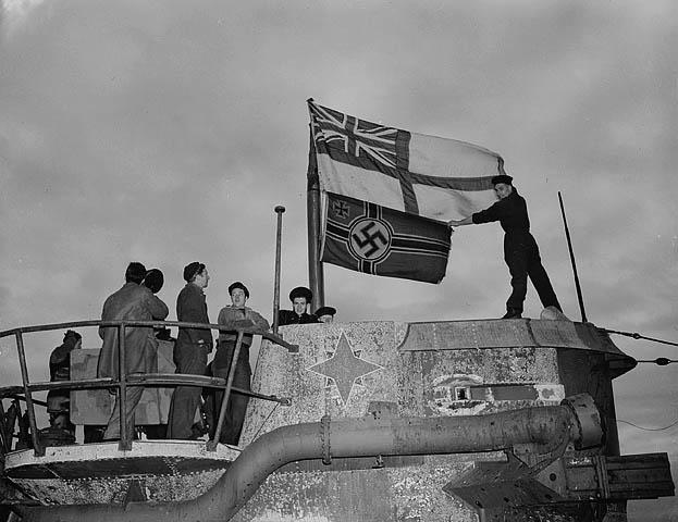 Cette-photo-du-kiosque-du-U-190-prise-en-1945-montre-le-schnorkel-en-position-repliée..jpg