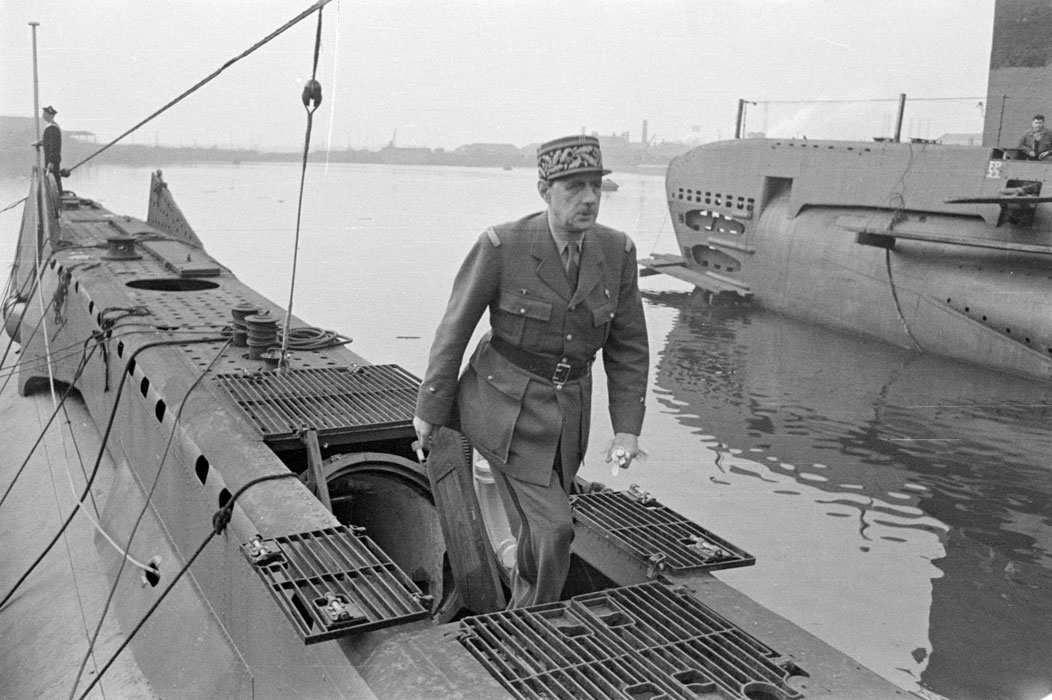 CURIE 1943 4 inspecté par le GENERAL DE GAULLE.jpg