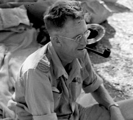 War-correspondent-Ross-Munro-of-the-Canadian-Press-typing-a-story-in-the-battle-area-between-Valguarnera-and-Leonforte-Italy-August-1943-Copie.jpg