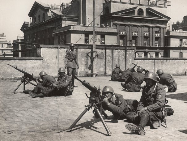 Bruni_Bruni_-_Air-raid_defence_monoeuvres_in_Rome_during_World_War_II_(bw_photo)_-_(MeisterDrucke-1060222).jpg