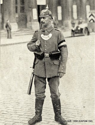 Bruxelles_police_militaire_allemande_devant_la_Gare_du_Nord_1915_Wereldkroniek_08211915_003.jpg
