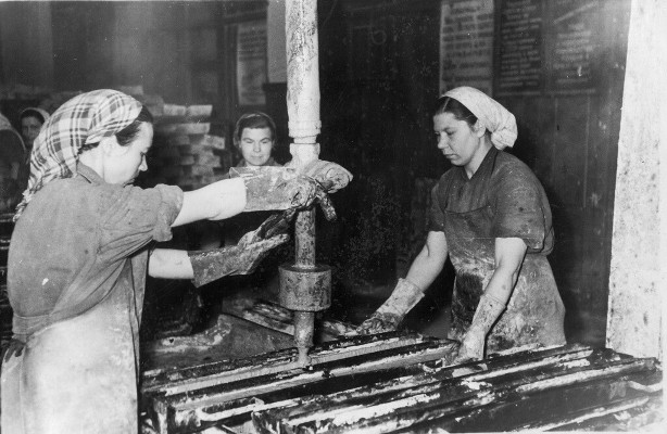 Femmes au travail Usine.jpg