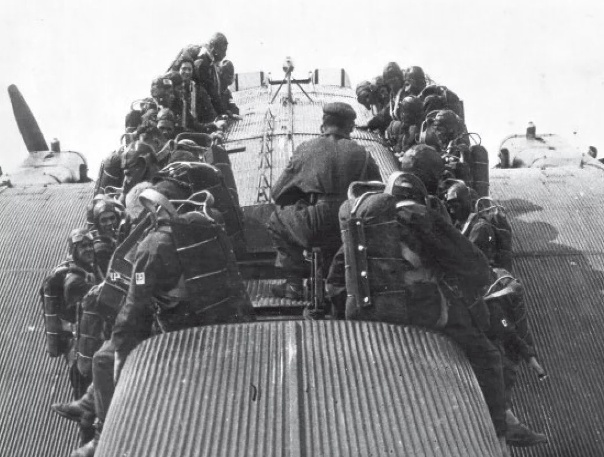 TB-3.jpg-avec-parachutistes-sovietiques.jpg