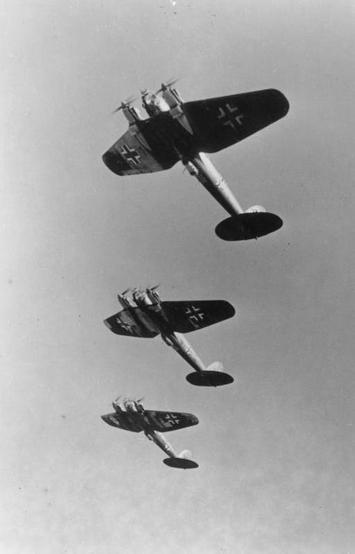 Bundesarchiv_Bild_146-1978-066-11A,_Flugzeuge_Heinkel_He_111.jpg