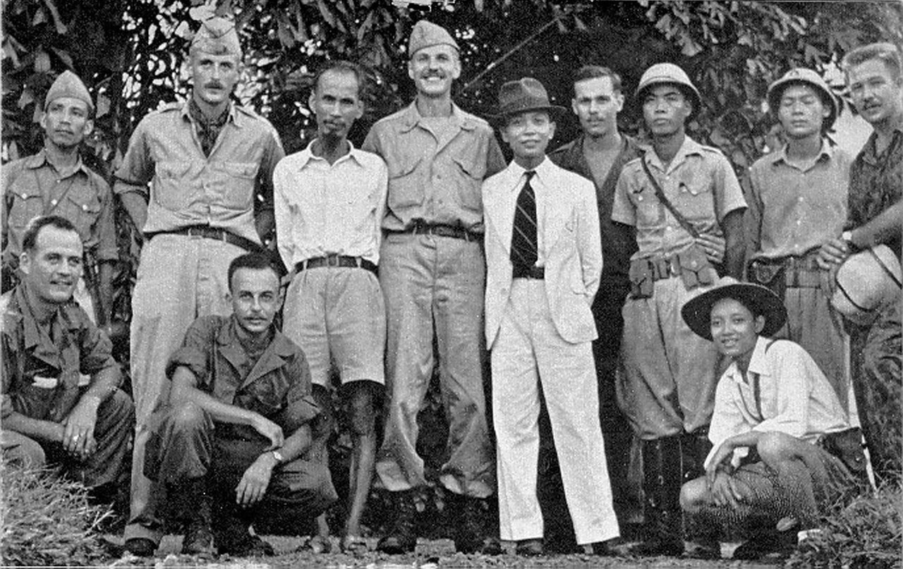 Film : Les derniers hommes.  L’odieuse critique de Libération  4178_1280px-Ho_Chi_Minh_(third_from_left_standing)_and_the_OSS_in_1945